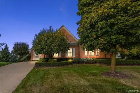 2798 Castlemartin, Oakland, MI 48306