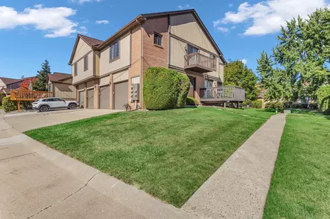 70 Meadow Wood Dr, Rochester Hills, MI 48307