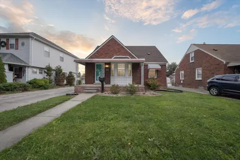 1085 19th St, Wyandotte, MI 48192