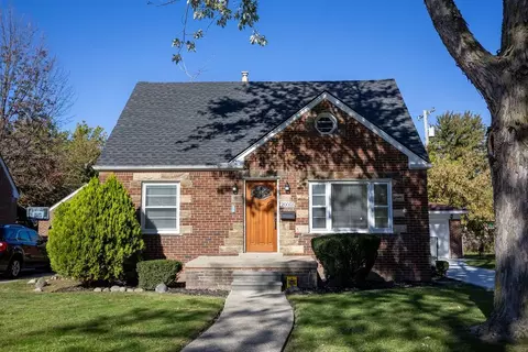 20055 Roscommon St, Harper Woods, MI 48225