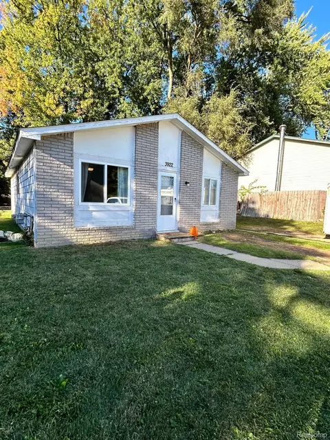 3922 Elmhurst Rd, Waterford, MI 48328