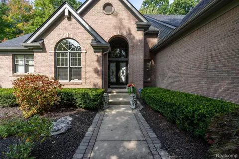 1586 Gleneagles, Highland, MI 48357