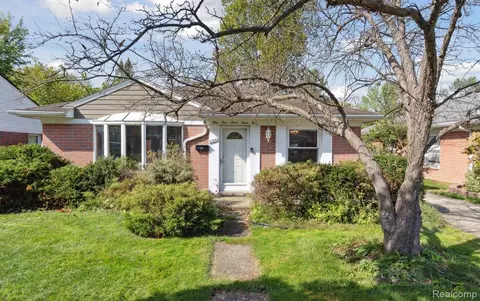 11335 W Clements Cir, Livonia, MI 48150
