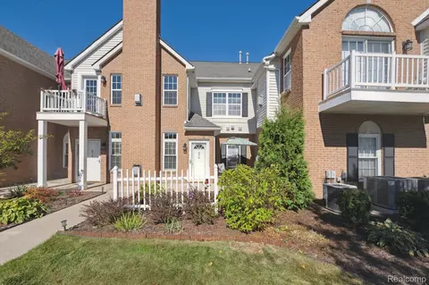 674 Olde English Cir, Howell, MI 48855