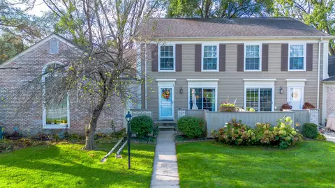 1121 Kings Cove Dr, Rochester Hills, MI 48306