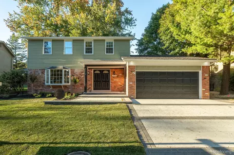 2495 Coral Dr, Troy, MI 48085