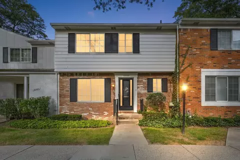 20549 Williamsburg Crt Ct, Harper Woods, MI 48225