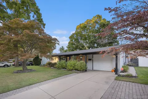 9 Woodside Cir, Mount Clemens, MI 48043