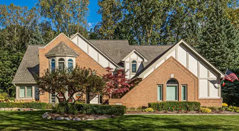 6678 Tree Knoll Dr, Troy, MI 48098