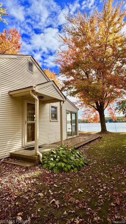 2450 Baseview Dr, Pinckney, MI 48169