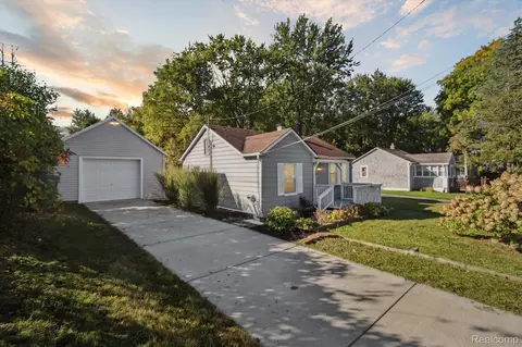 1592 Vinewood St, Auburn Hills, MI 48326