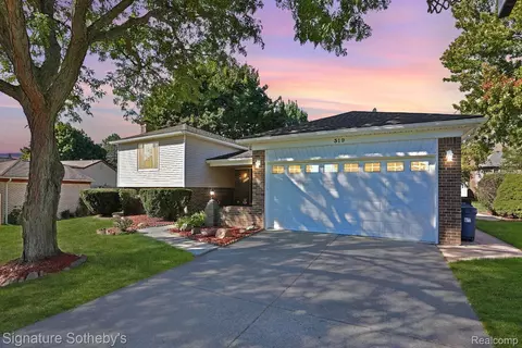 319 Antoinette Dr, Rochester Hills, MI 48309