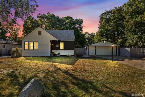 2349 Ellery Ave, Waterford, MI 48327