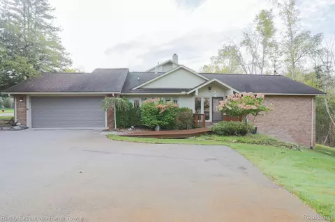5523 Walnut Cir W, West Bloomfield, MI 48322