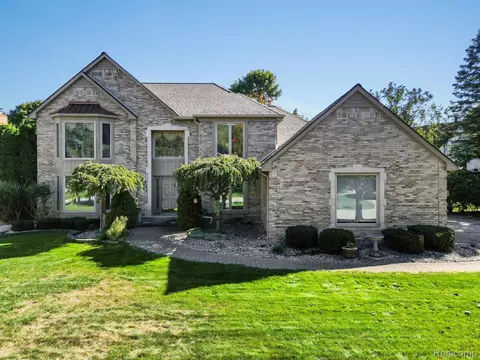 1356 Olympia Dr, Rochester Hills, MI 48306
