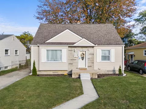 29286 Dembs Dr, Roseville, MI 48066