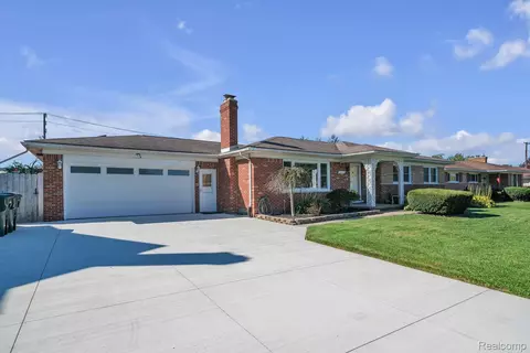 30135 Oakgrove St, Saint Clair Shores, MI 48082