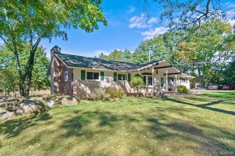 6581 Carey Rd, White Lake, MI 48382