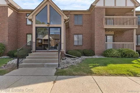 45206 Fryer Dr, Macomb, MI 48044
