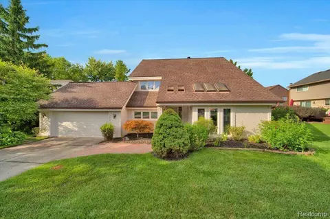 37910 Lancaster Dr, Farmington Hills, MI 48331