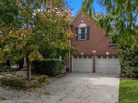 29157 Hemingway Dr, Novi, MI 48377