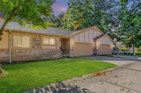 42225 Spruce Ln, Clinton Township, MI 48038
