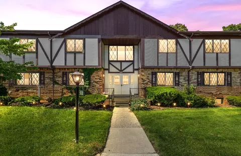 30020 Wildbrook Dr #204, Southfield, MI 48034