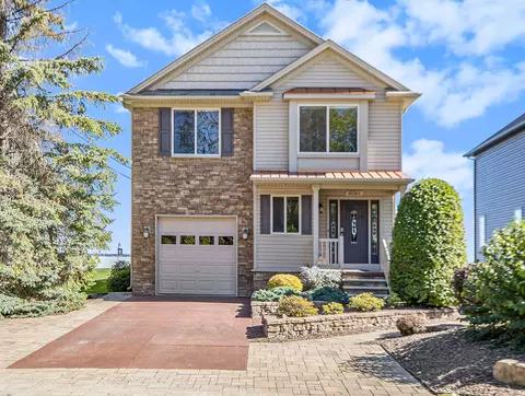 35361 Erie Dr, Brownstown, MI 48173