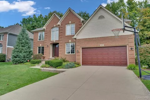1863 Cloverdale Dr, Rochester, MI 48307