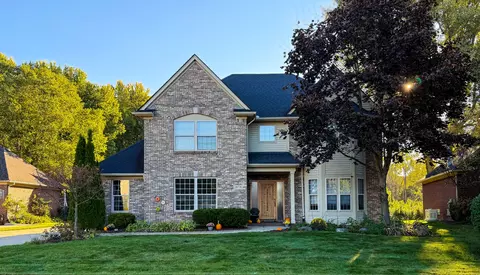 28778 Coleridge St, Harrison, MI 48045