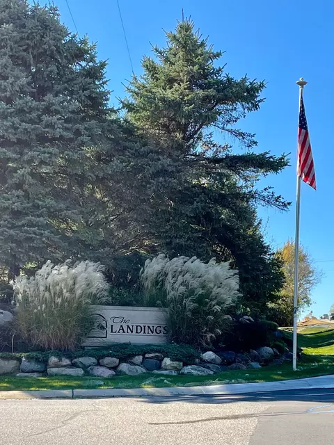13169 Harbor Landings Dr, Fenton, MI 48430