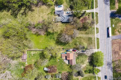 21386 W 9 Mile Rd, Southfield, MI 48075