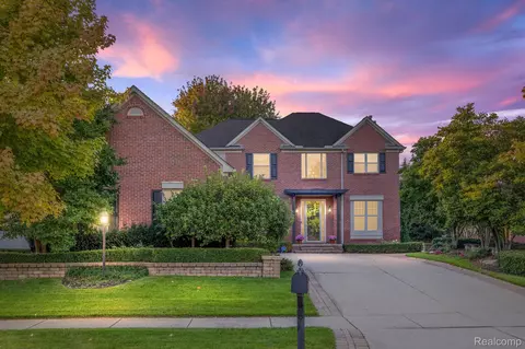 675 Bay Pointe Dr, Oxford, MI 48371