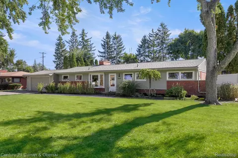 29495 Gilchrest St, Farmington Hills, MI 48334