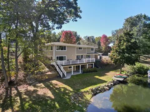 3660 Lakeview Dr, Highland, MI 48356