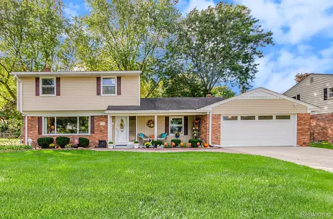 3679 Lorena Dr, Waterford, MI 48329