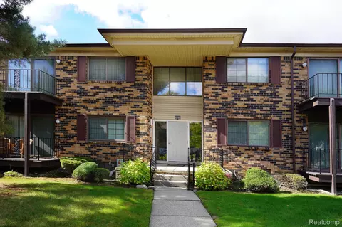 30035 Wildbrook Dr #205, Southfield, MI 48034