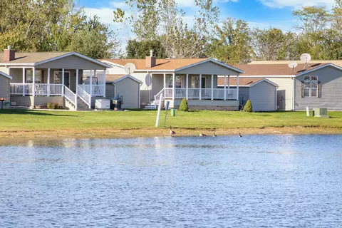 29087 Meadow Ln, Gibraltar, MI 48173