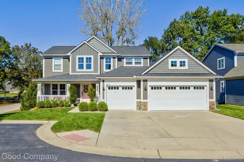 907 Riverstone Crt Ct, Milford, MI 48381