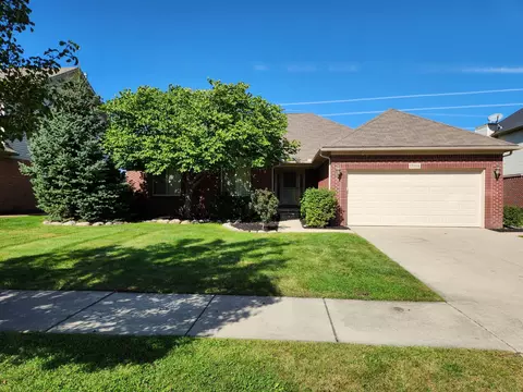 17064 Sugar Maple Dr, Brownstown, MI 48173