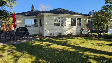 9940 Bluewater Dr, Pinckney, MI 48169
