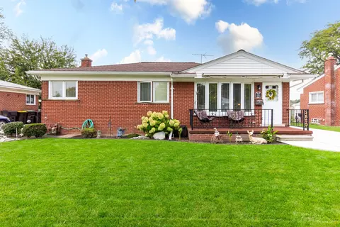 3850 Norwood Dr, Trenton, MI 48183