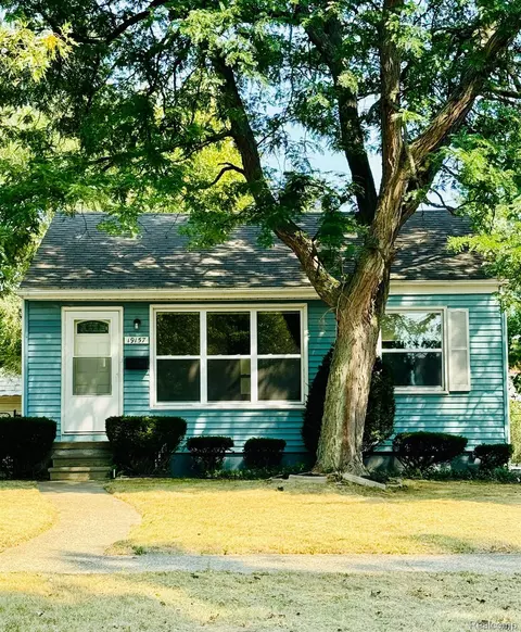 19157 Woodland St, Harper Woods, MI 48225