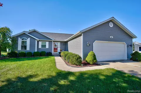 2075 Brier Crest Dr, Davison, MI 48423