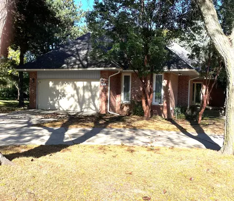 610 Augusta Dr, Rochester Hills, MI 48309