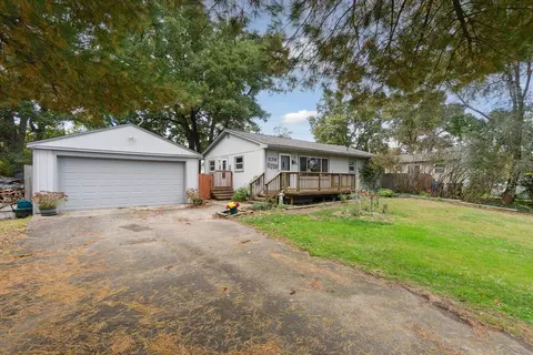 5711 Lake Grove Dr, White Lake, MI 48383