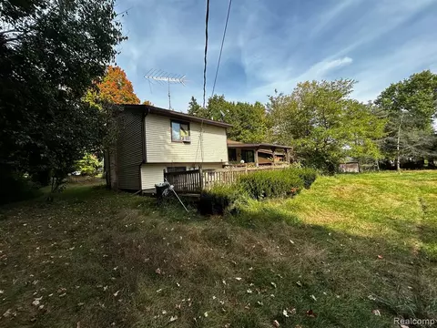 3451 Middle Rd, Highland, MI 48357