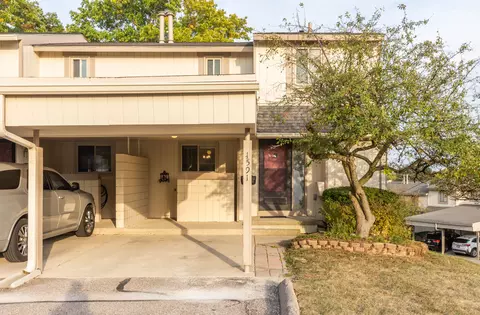 1591 Charter Oak Dr, Rochester Hills, MI 48309