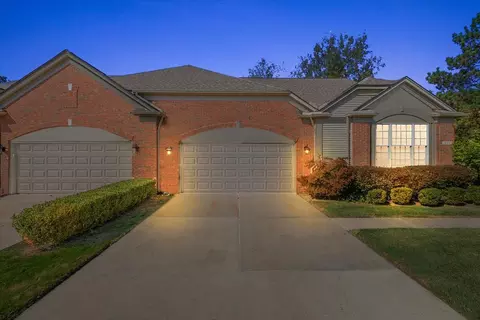 833 Garnet Crt Ct, Rochester, MI 48306