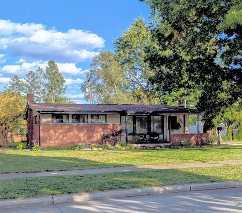 9054 Iowa St, Livonia, MI 48150